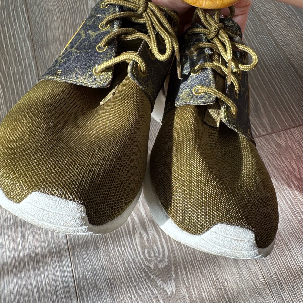 Nike Roshe olive green gold printed Sneakers - Picture 10 of 14